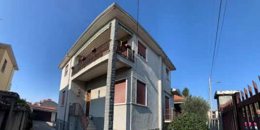 Villa singola con due appartamenti Gorla Minore